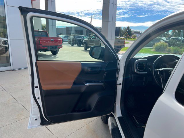 Used 2016 Toyota Tacoma SR5 AWD/4WD image 23