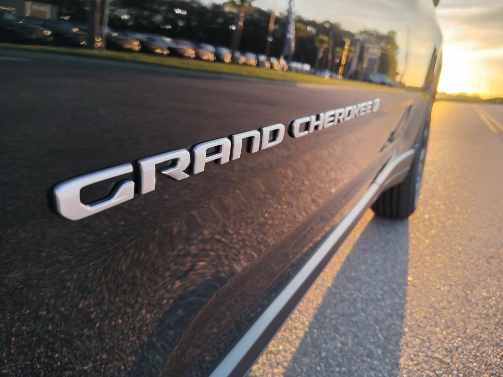 New 2025 Jeep Grand Cherokee Limited RWD image 5