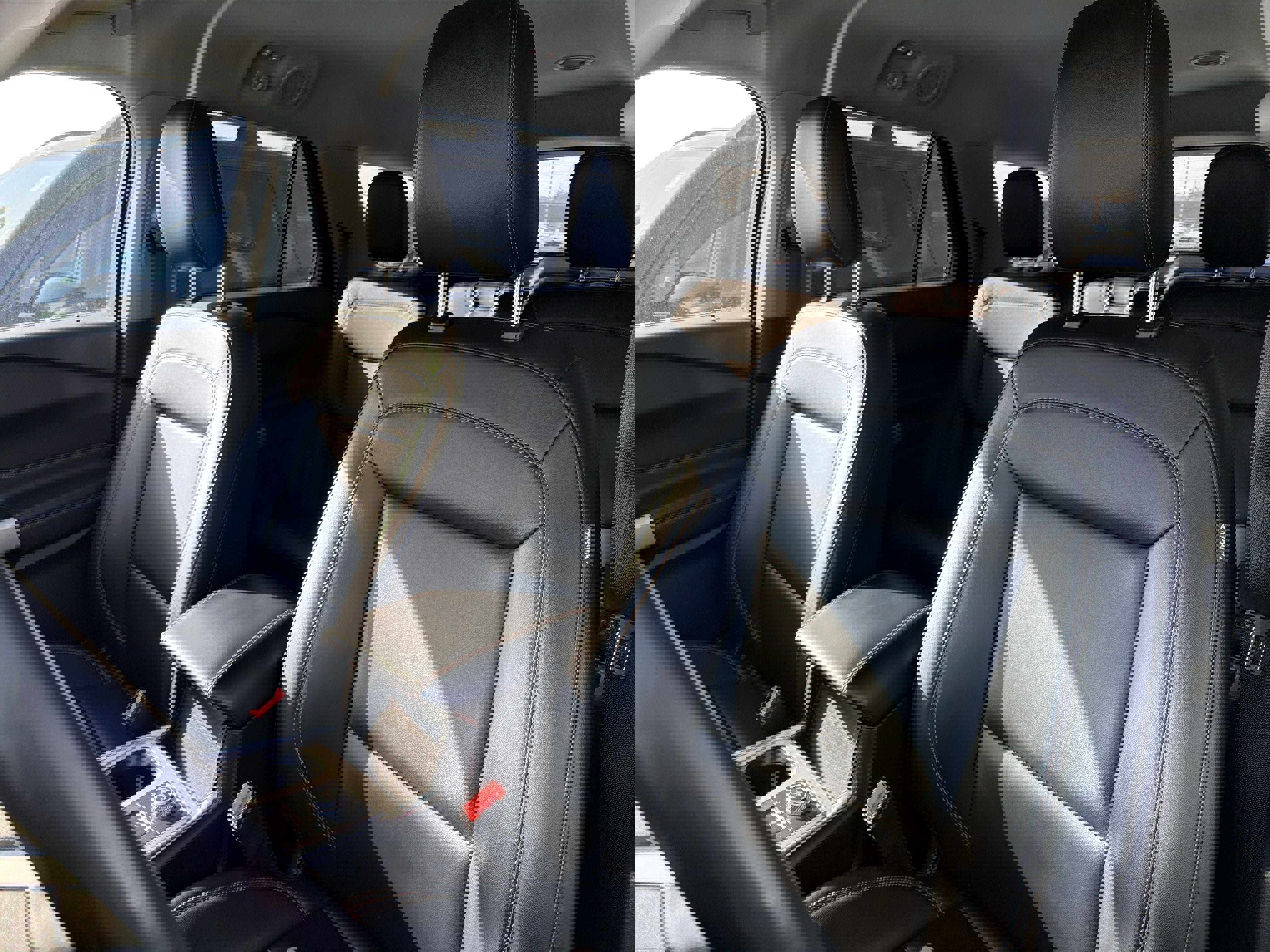 Used 2022 Ford Explorer XLT w/ Equipment Group 202A image 9