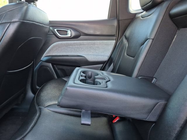 Used 2024 Jeep Compass Latitude w/ Sun and Sound Group AWD/4WD image 30