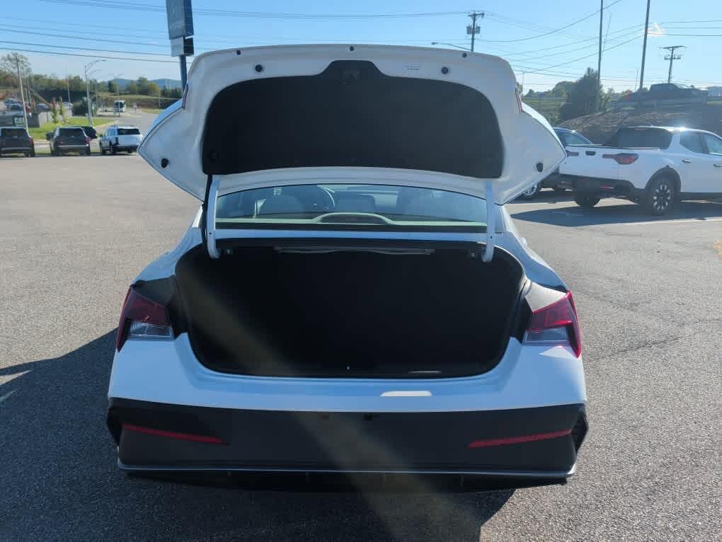 New 2026 Hyundai Elantra SE FWD image 18