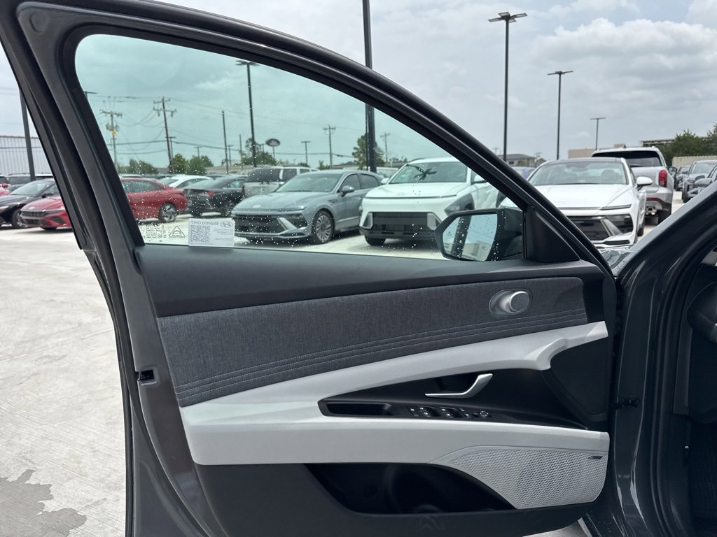 New 2025 Hyundai Elantra Limited image 17