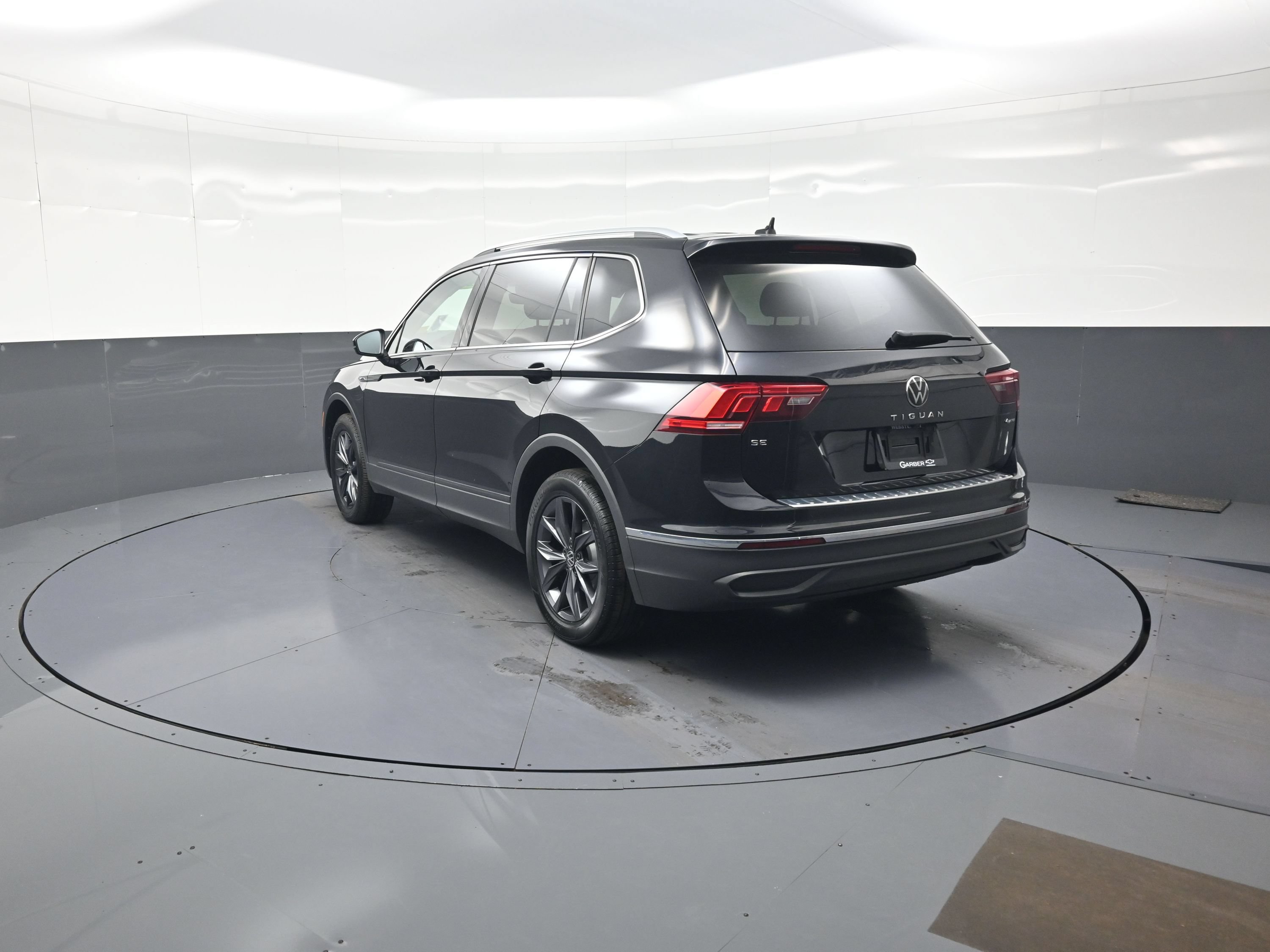 Used 2023 Volkswagen Tiguan SE w/ Panoramic Sunroof Package AWD/4WD image 5