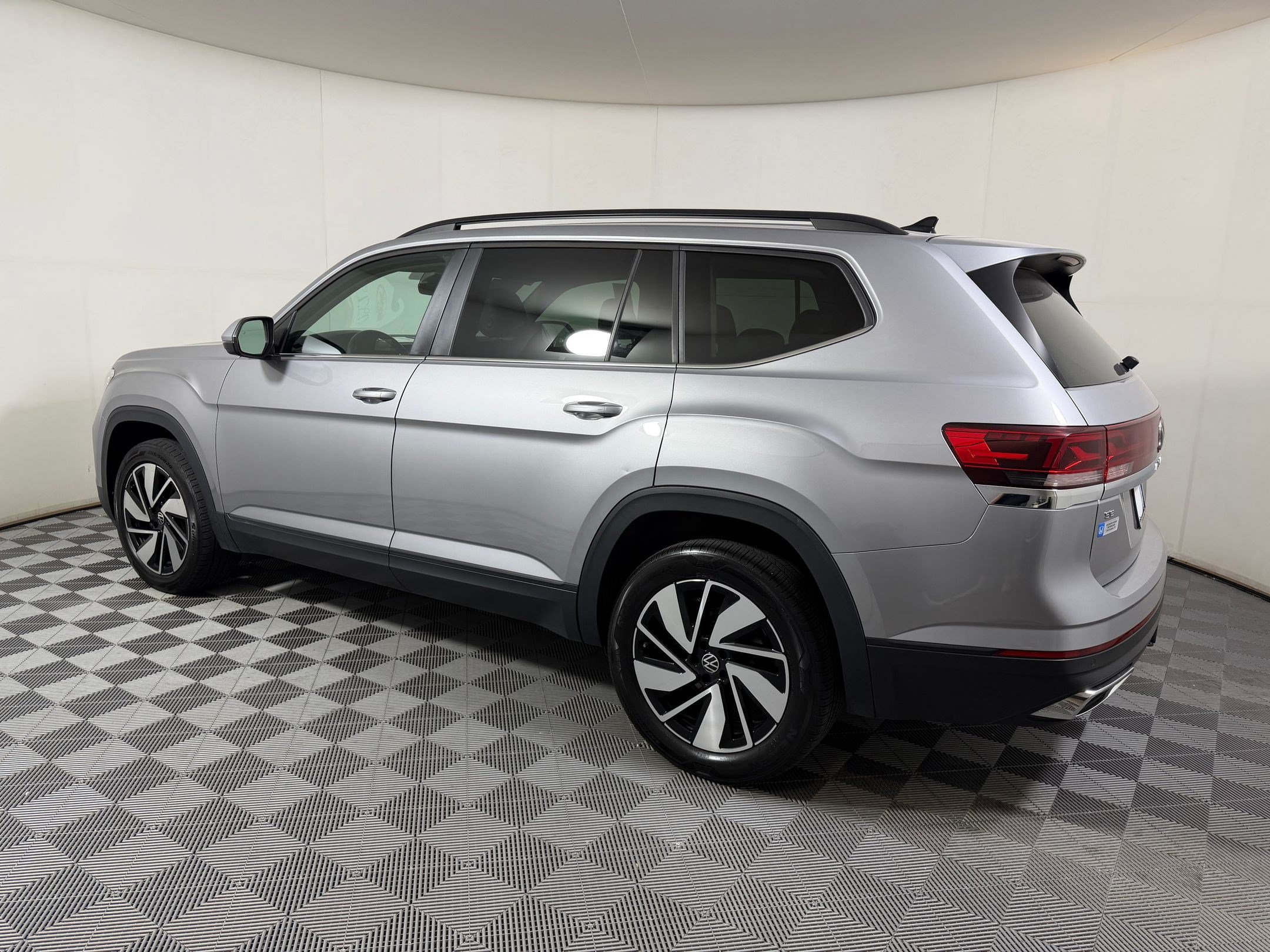 Used 2025 Volkswagen Atlas SE AWD/4WD image 21