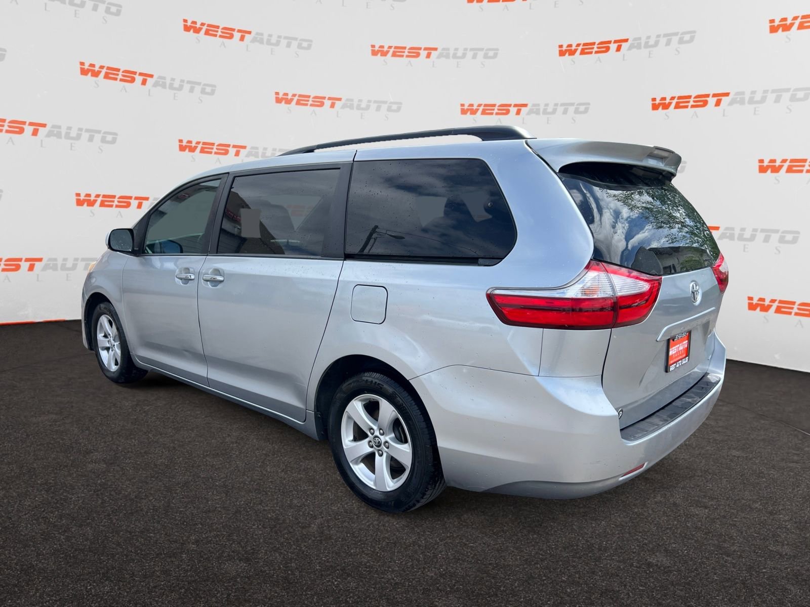 Used 2019 Toyota Sienna LE w/ LE Preferred Package FWD image 3