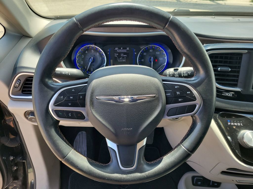 Used 2018 Chrysler Pacifica Touring-L FWD image 23