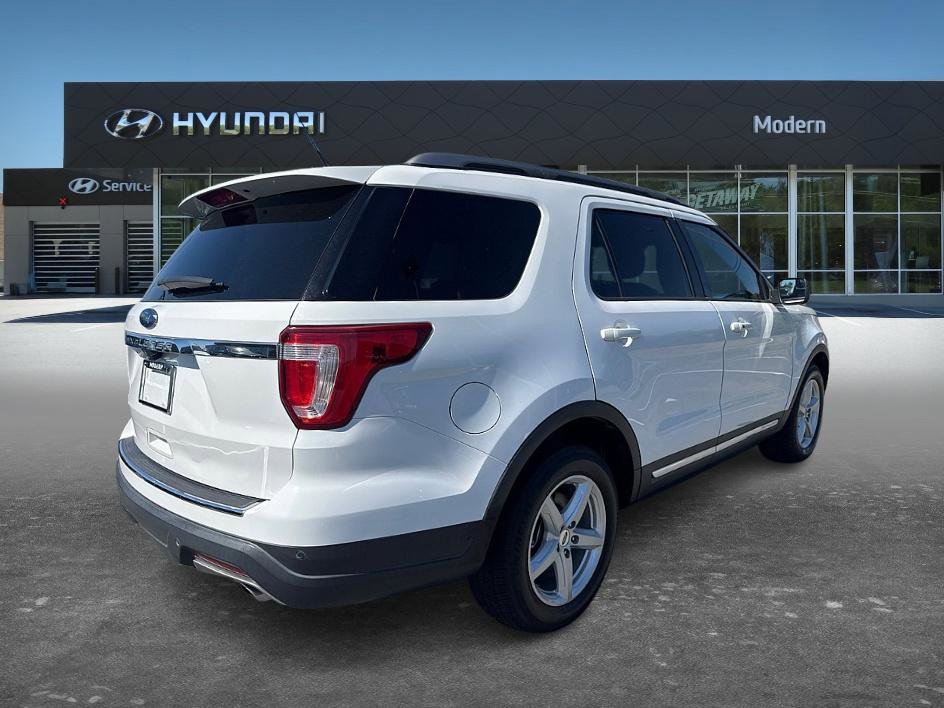 Used 2018 Ford Explorer XLT w/ Equipment Group 202A FWD image 4