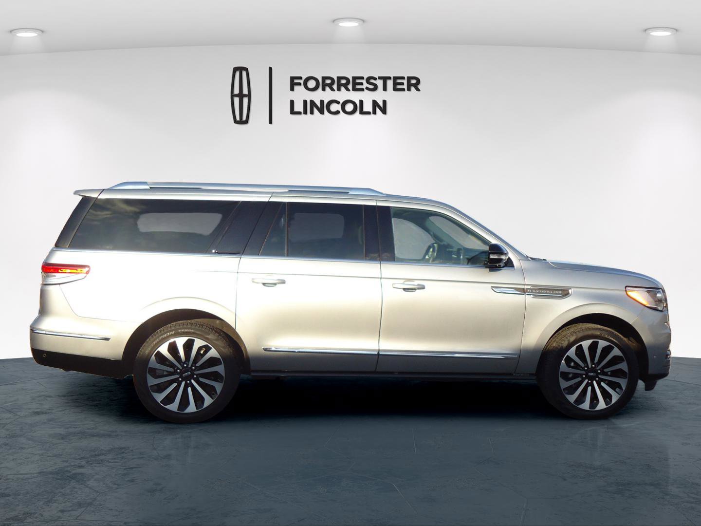 Used 2024 Lincoln Navigator L Reserve image 2