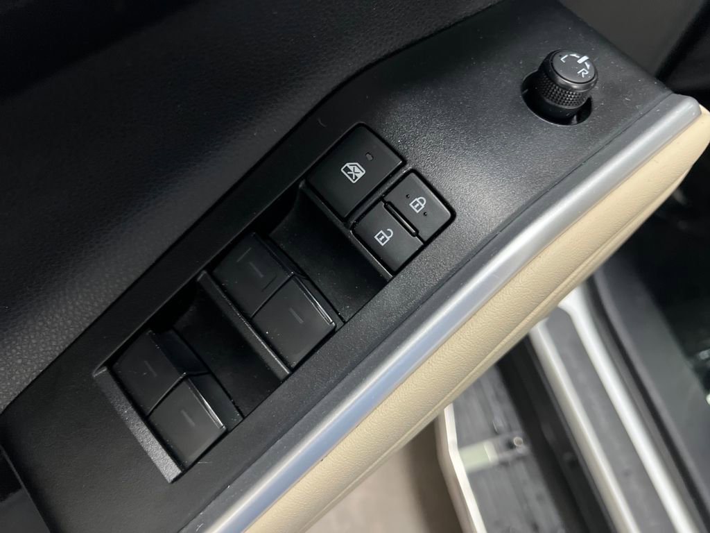 Used 2025 Toyota Highlander XLE image 13