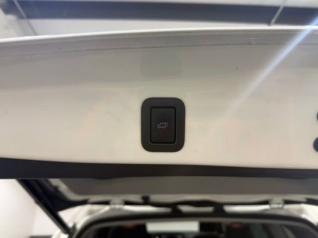 Used 2017 Toyota Highlander Plus FWD image 9