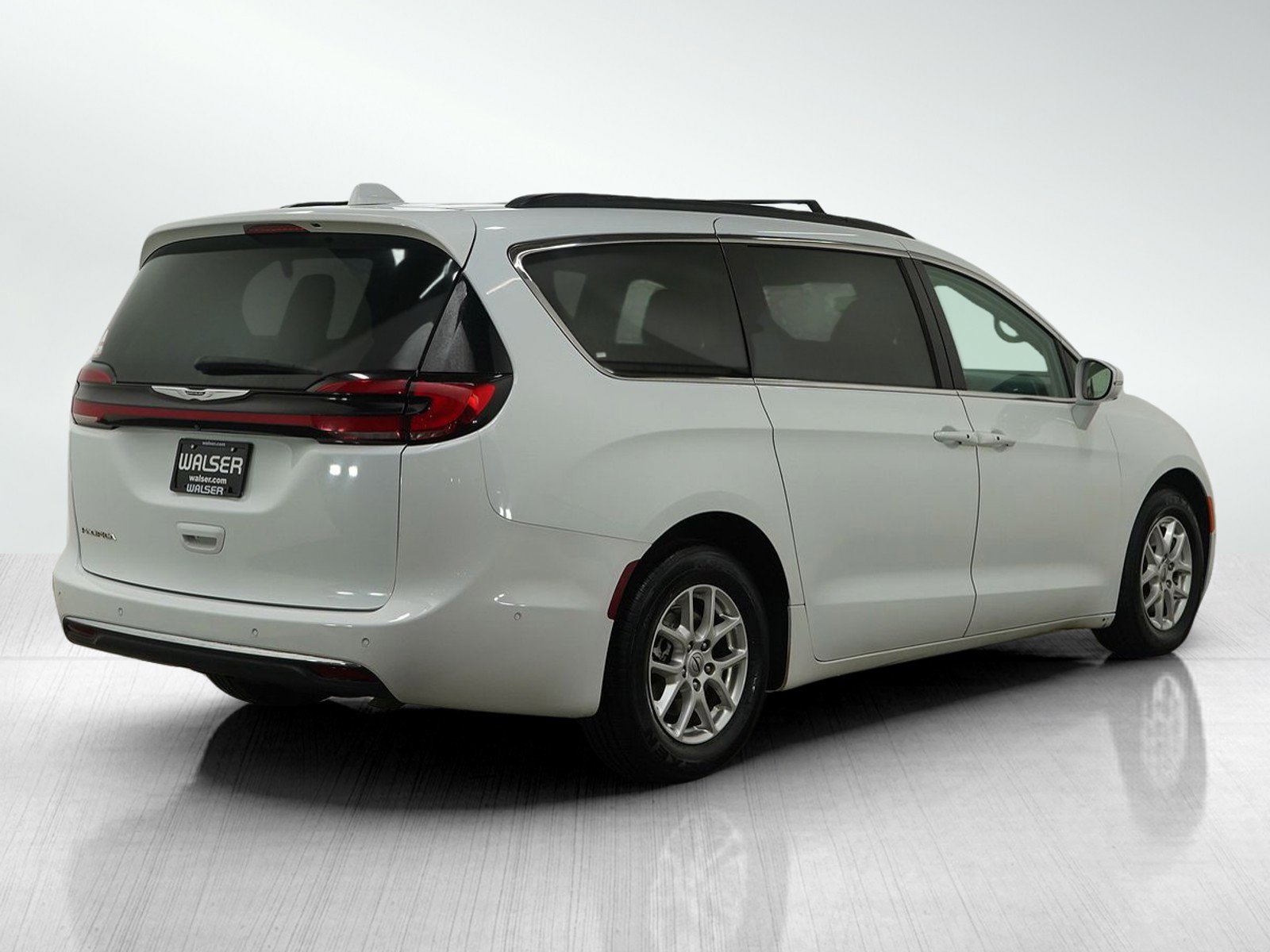 Used 2022 Chrysler Pacifica Touring-L w/ Uconnect Theater Family Group image 5