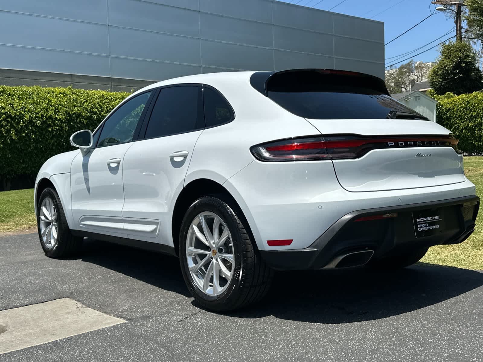 Certified 2025 Porsche Macan AWD/4WD image 3