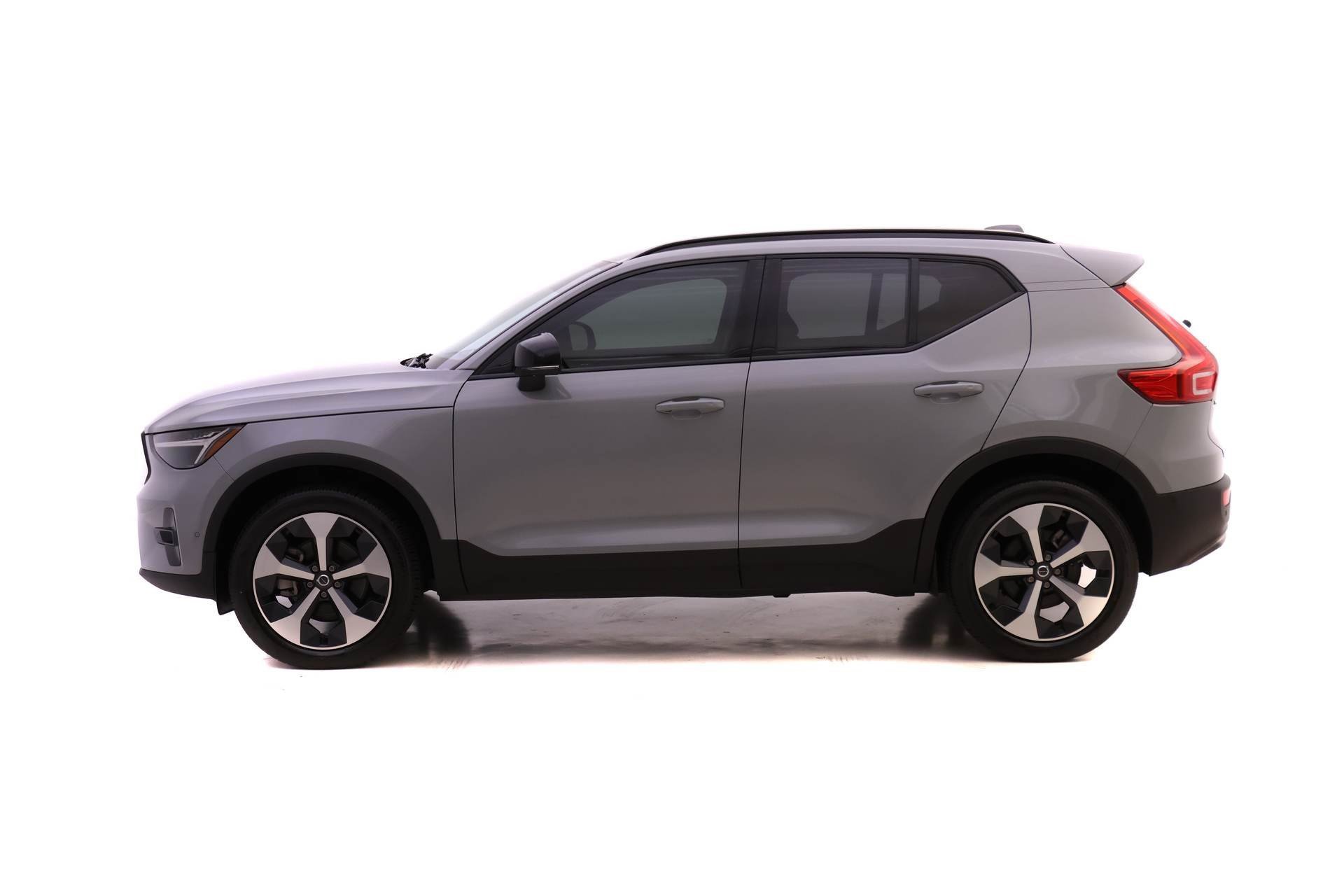 Certified 2024 Volvo XC40 B5 Plus image 4