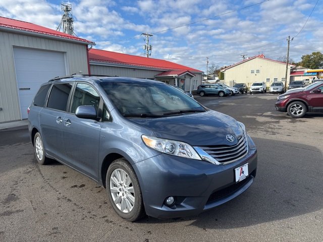 Used 2017 Toyota Sienna XLE image 2
