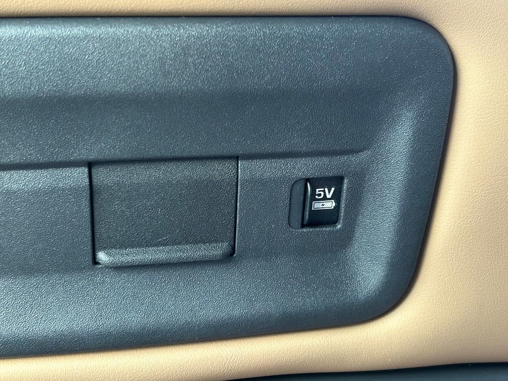 Used 2024 Land Rover Discovery Dynamic SE image 24