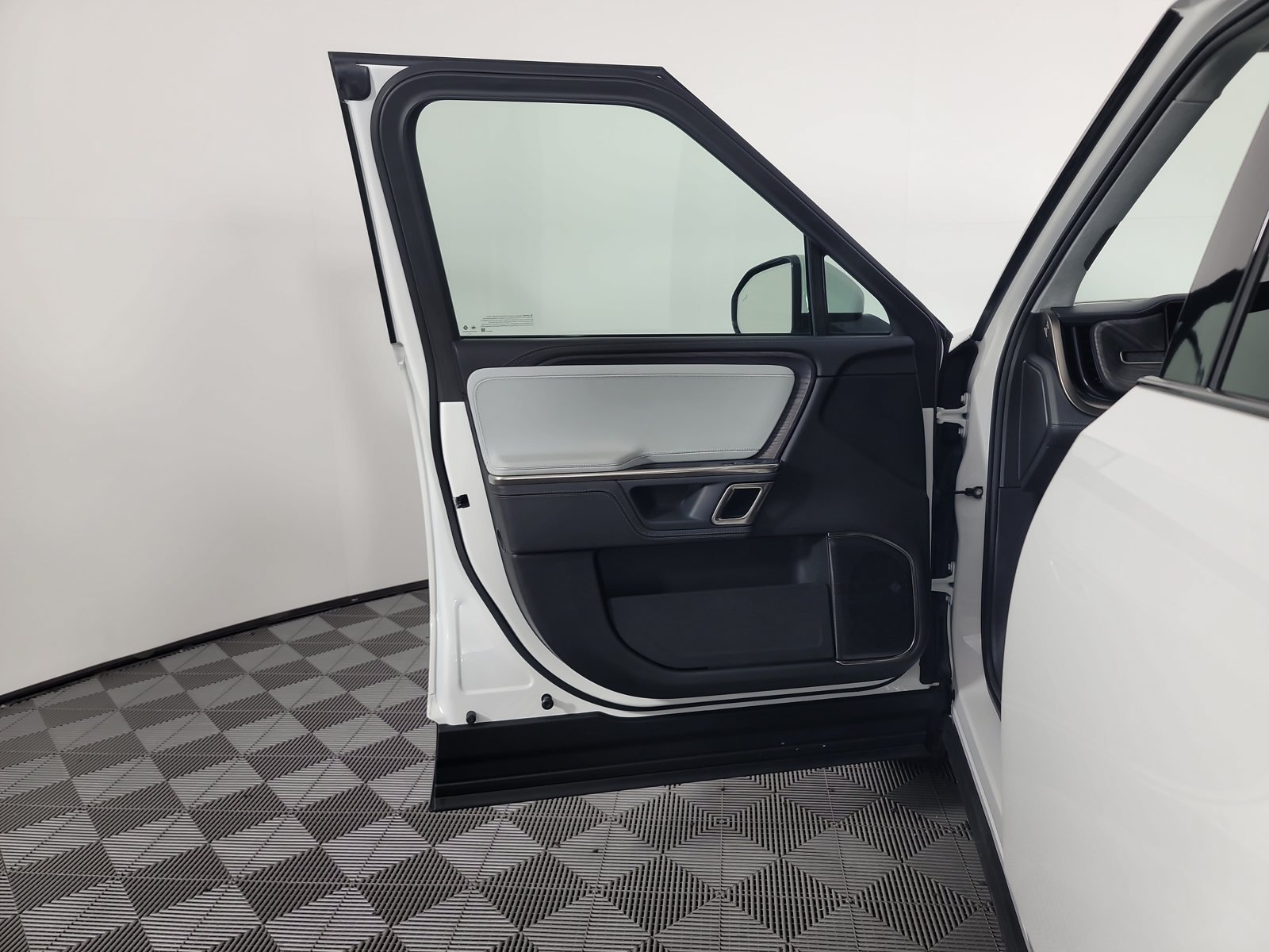 Used 2023 Rivian R1T Adventure Dual AWD/4WD image 16