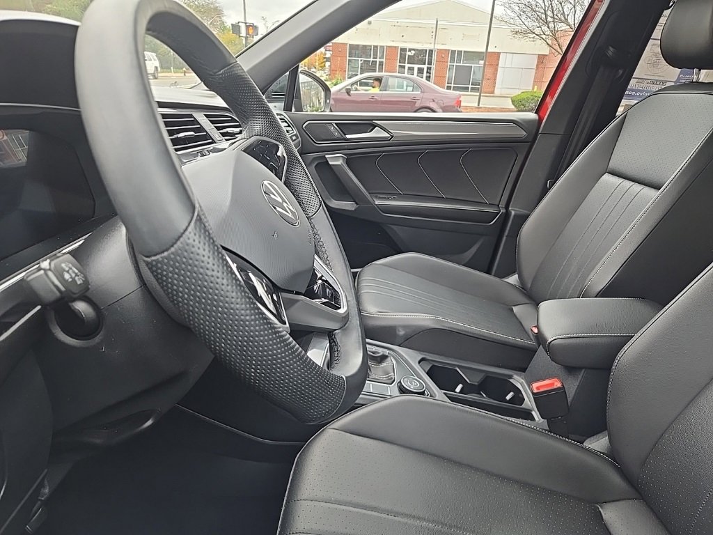 Used 2024 Volkswagen Tiguan SE R-Line image 17