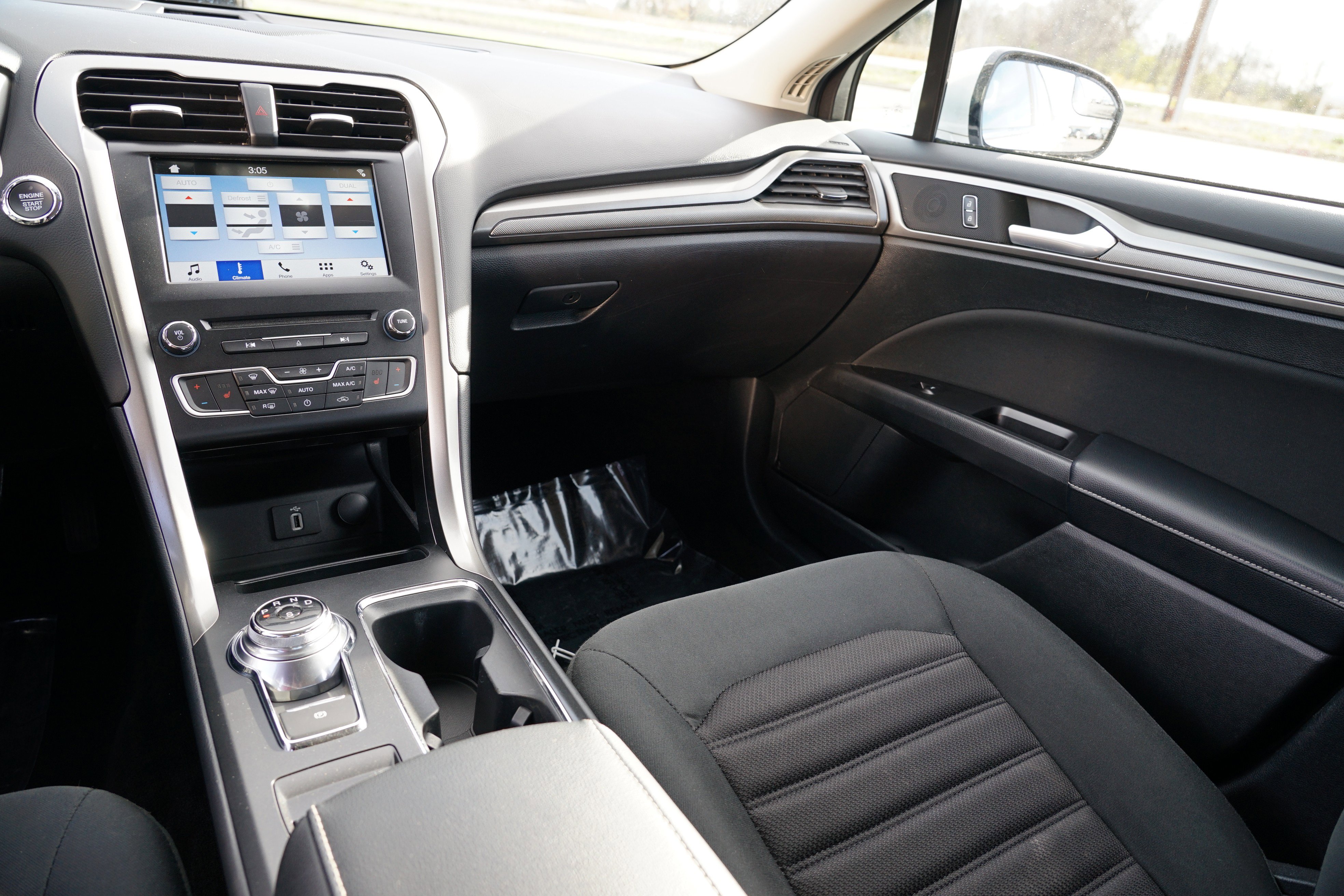 Used 2017 Ford Fusion SE w/ Fusion SE Technology Package image 22