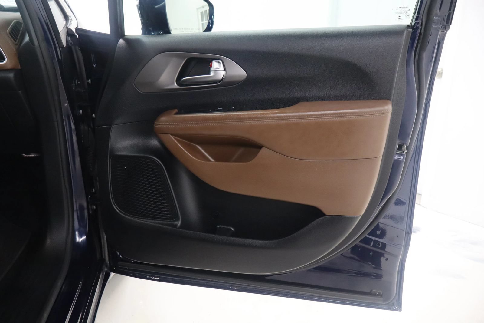 Used 2019 Chrysler Pacifica Limited w/ Tire & Wheel Group FWD image 26