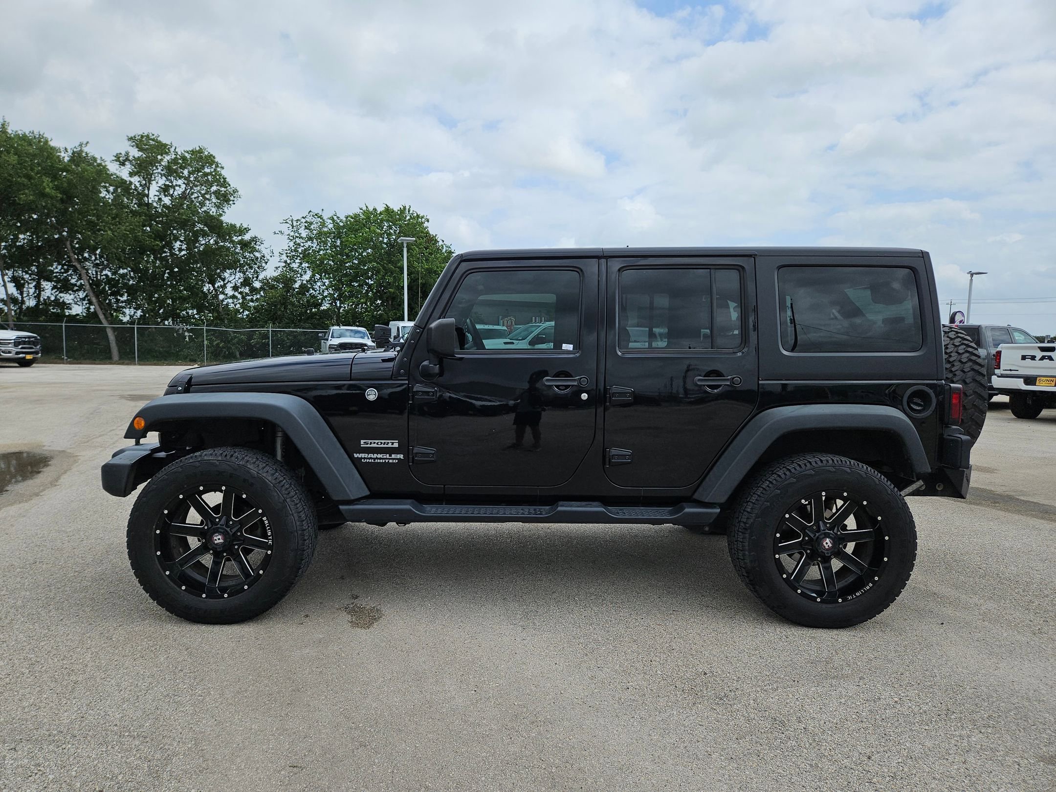 Used 2017 Jeep Wrangler Unlimited Sport w/ Connectivity Group AWD/4WD image 6