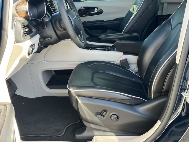 Used 2023 Chrysler Pacifica Limited image 13