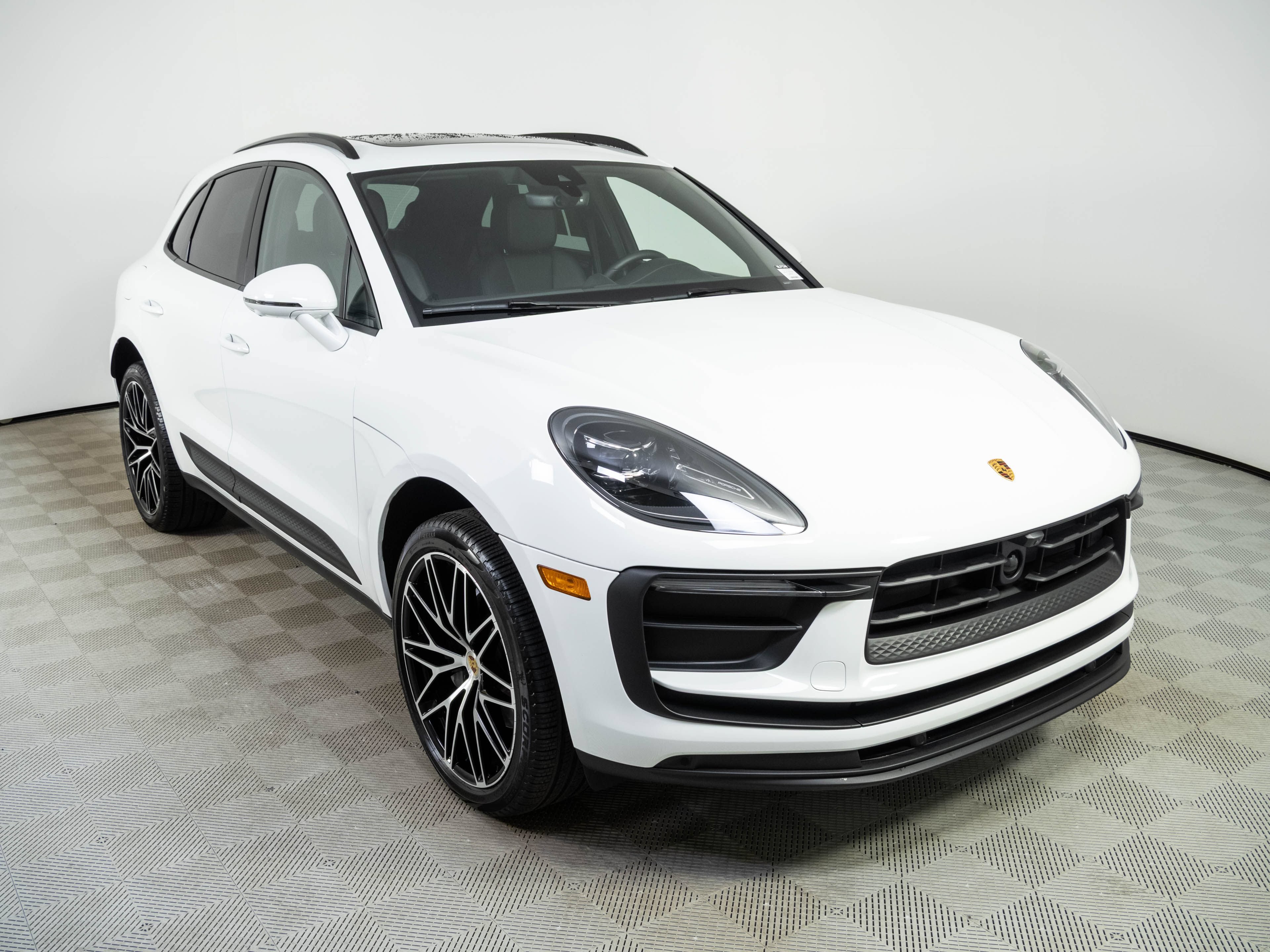 Certified 2026 Porsche Macan AWD/4WD image 27