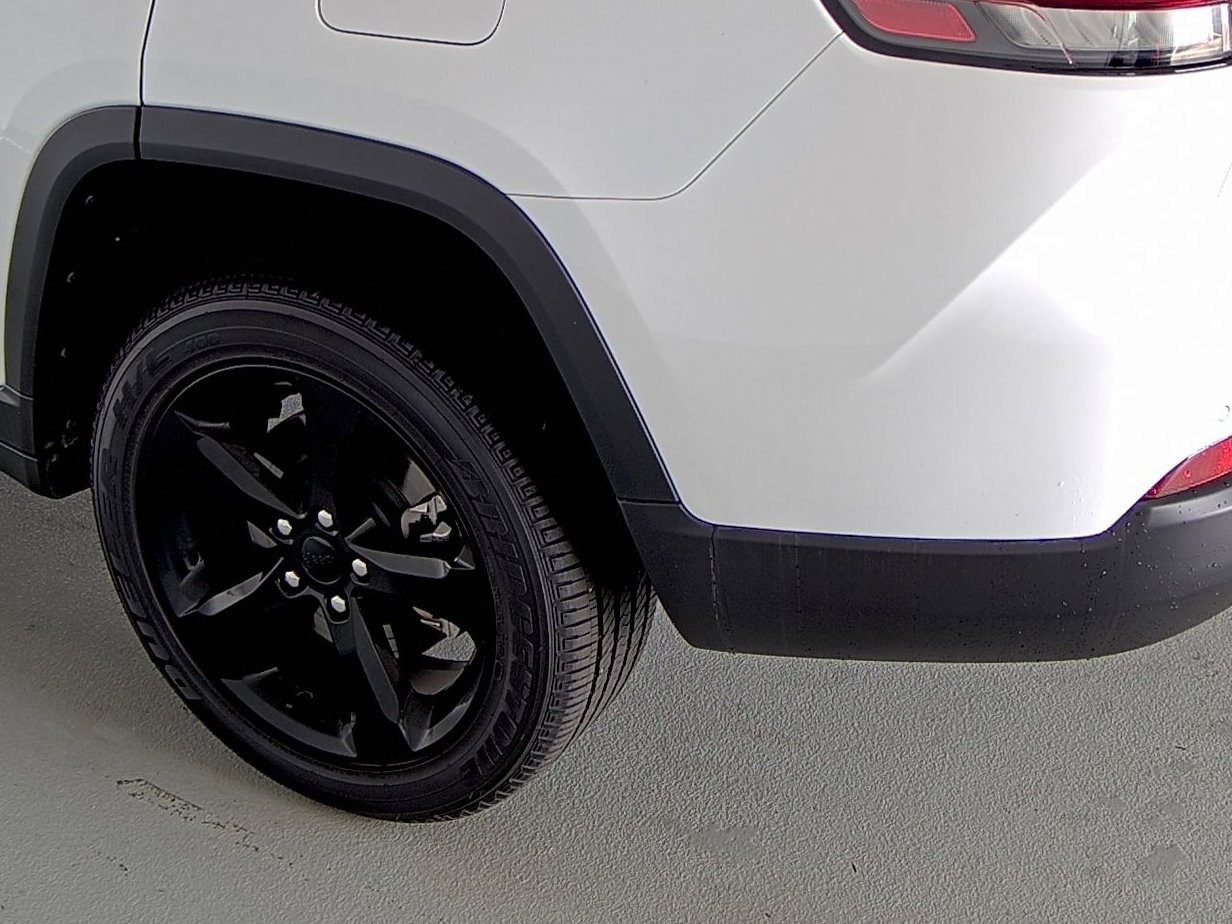 Used 2025 Jeep Grand Cherokee L Laredo image 9