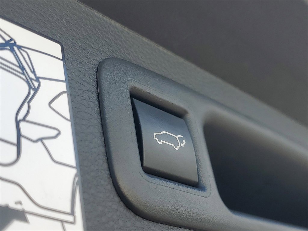 Used 2024 Toyota Highlander XLE image 9