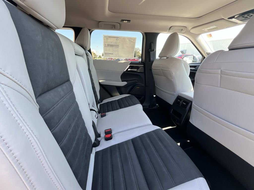 New 2026 Mitsubishi Outlander SE image 14