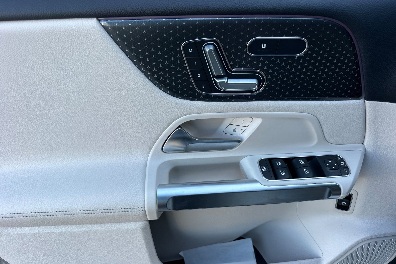 New 2025 Mercedes-Benz GLB 250 image 21