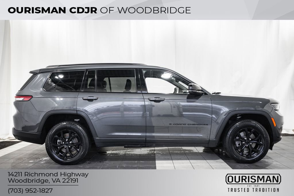 Used 2024 Jeep Grand Cherokee L Laredo image 3