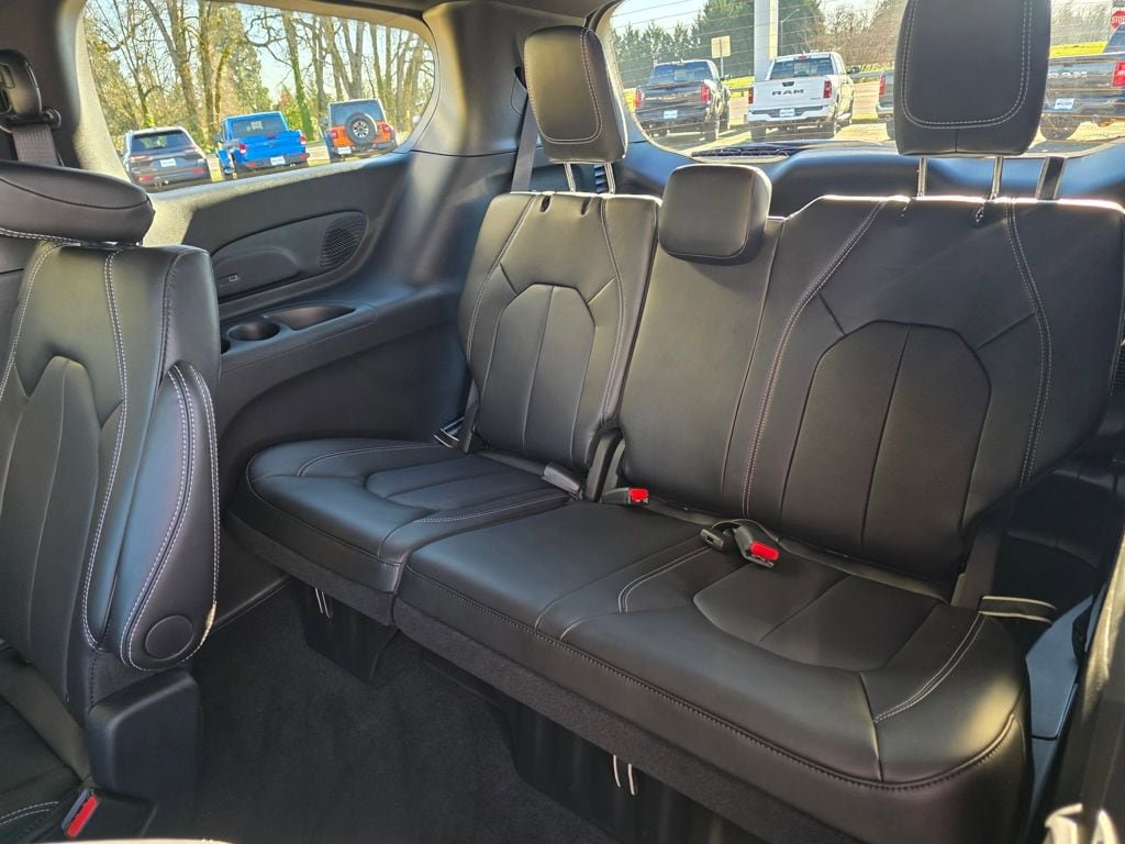New 2026 Chrysler Pacifica Select image 12