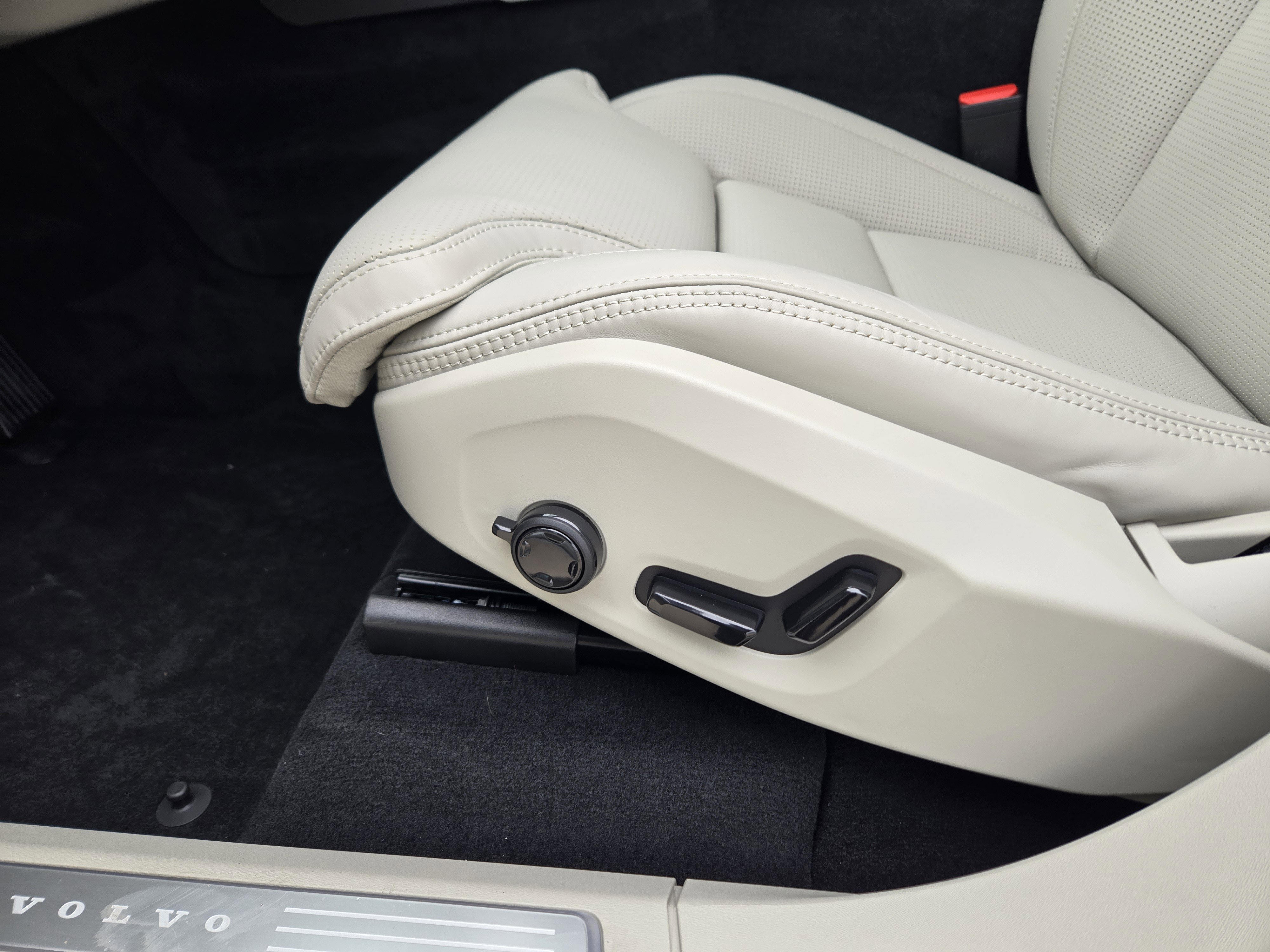 New 2026 Volvo XC90 B6 Ultra w/ Protection Package image 26