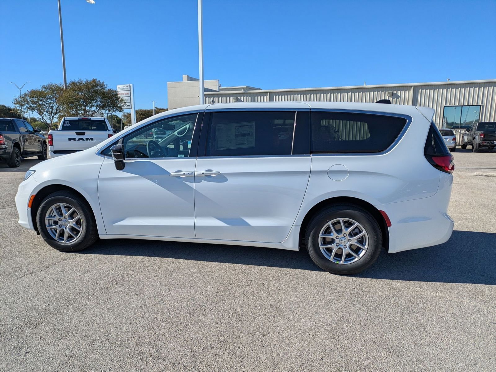 New 2026 Chrysler Pacifica Select FWD image 2