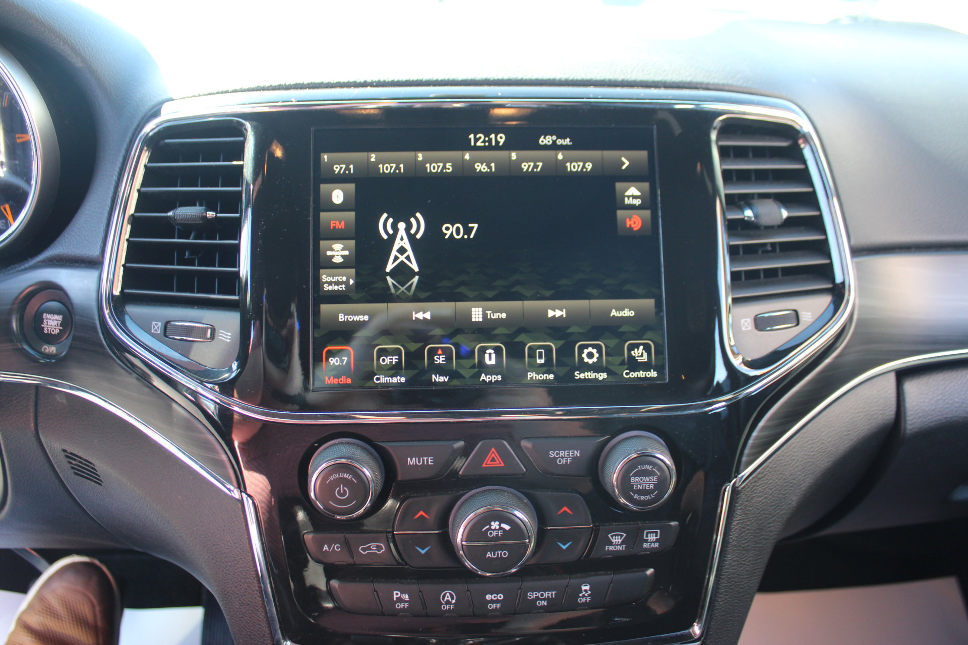 Used 2021 Jeep Grand Cherokee Limited w/ Luxury Group II image 21