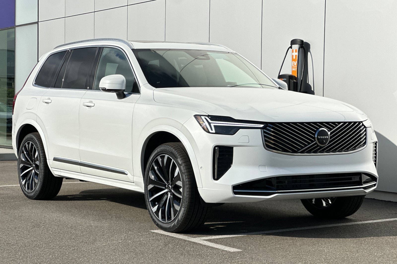 New 2026 Volvo XC90 B6 Plus w/ Protection Package Premier image 7