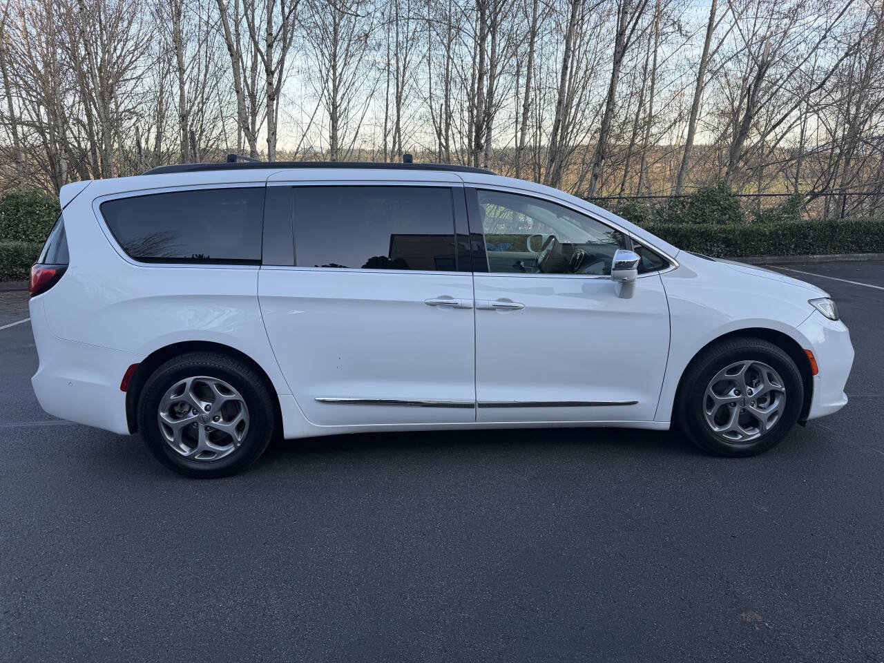 Used 2022 Chrysler Pacifica Limited FWD image 4