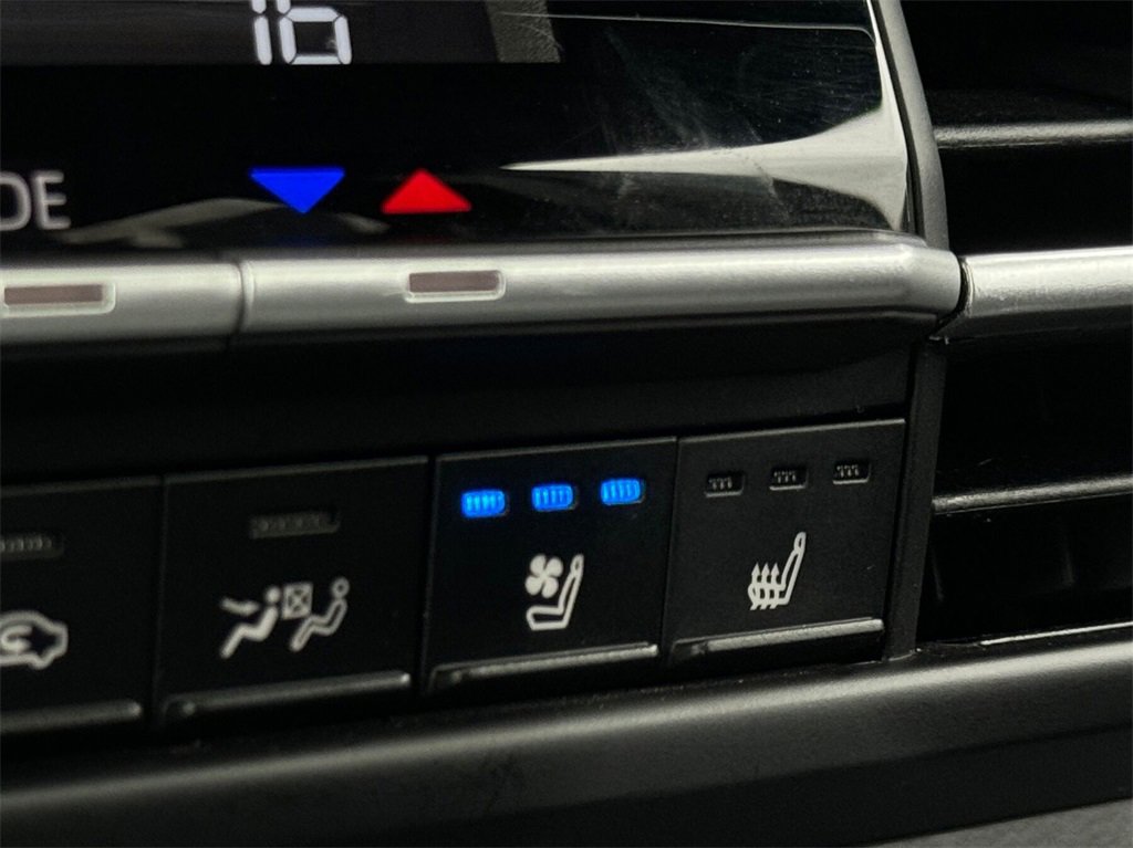 Certified 2025 Toyota Sienna Platinum image 40