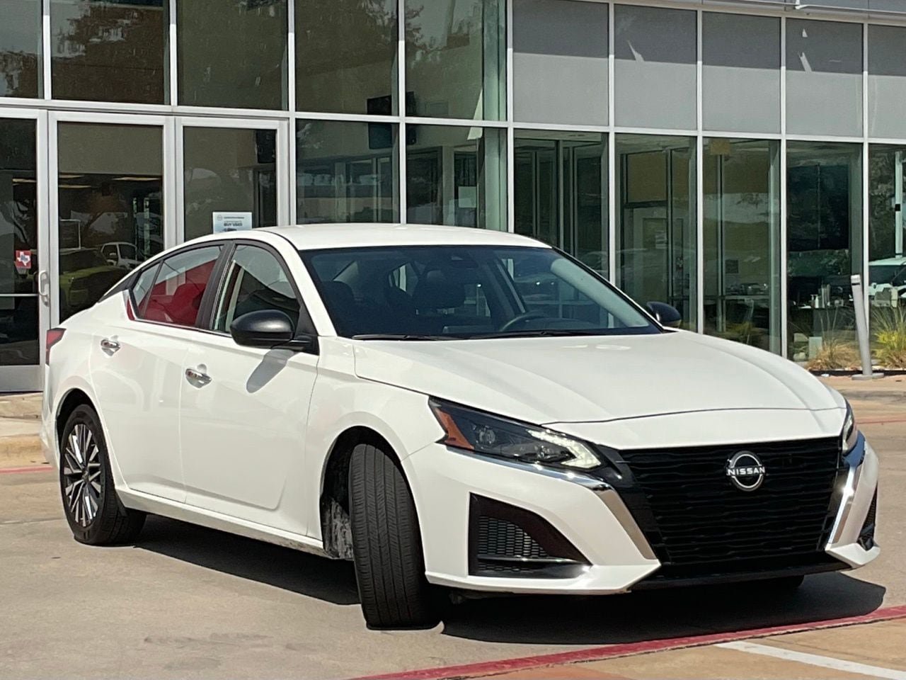 Used 2025 Nissan Altima 2.5 SV FWD image 3