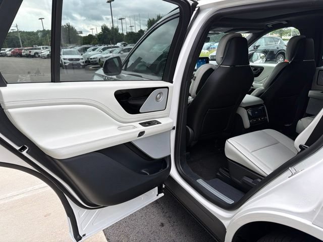 New 2026 Lincoln Aviator Black Label w/ Jet Appearance Package AWD/4WD image 11