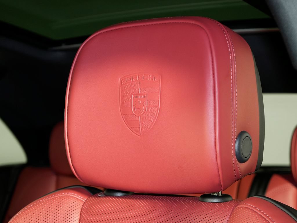 Certified 2026 Porsche Macan AWD/4WD image 18