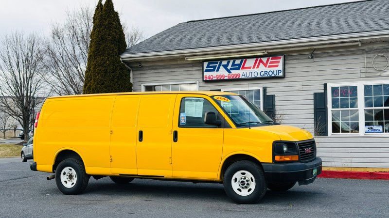 Used 2010 GMC Savana 3500 Extended RWD image 1