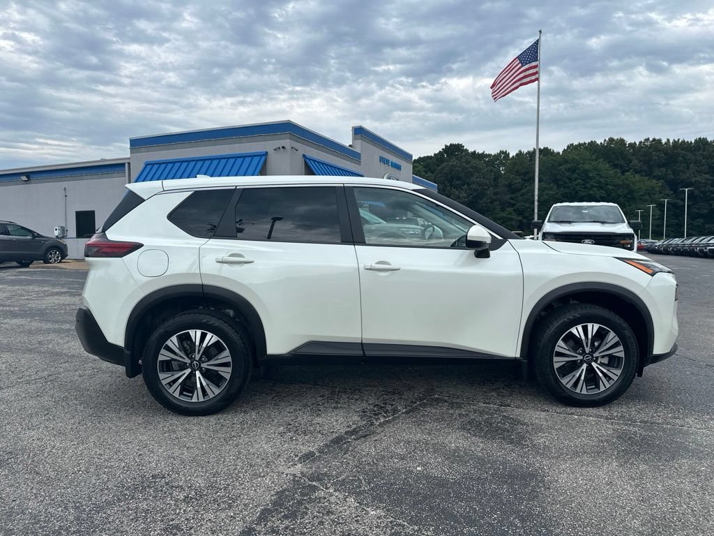 Used 2023 Nissan Rogue SV FWD image 2