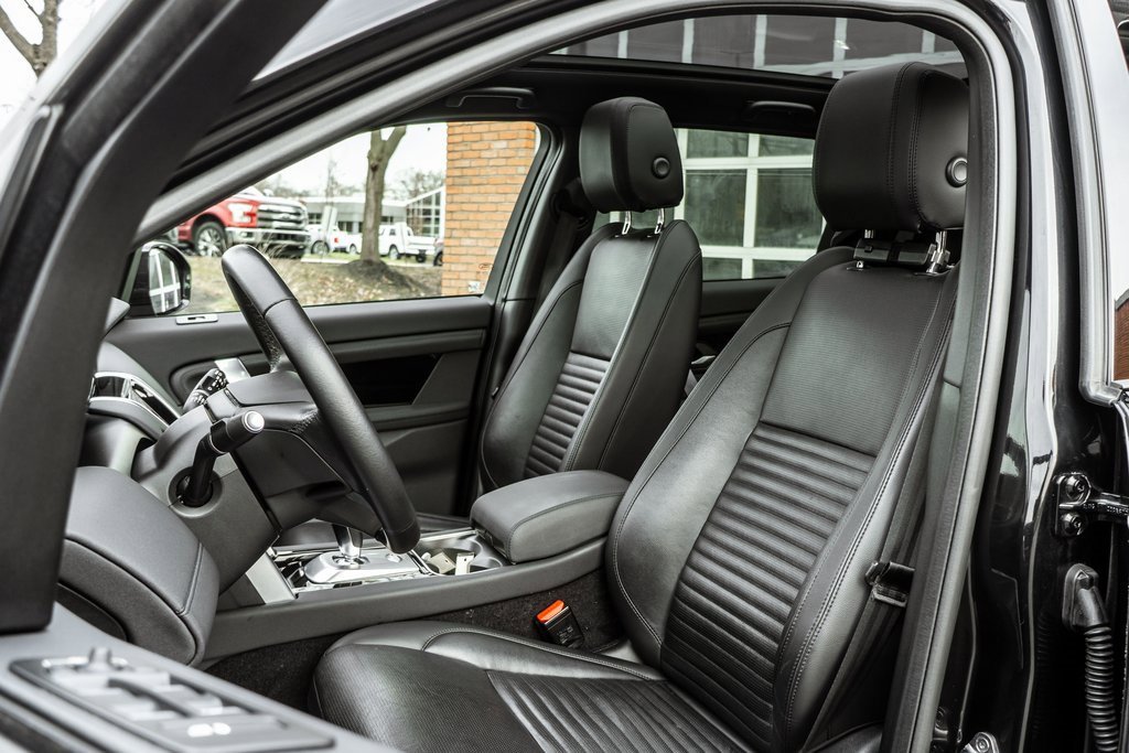 Used 2023 Land Rover Discovery Sport SE image 7