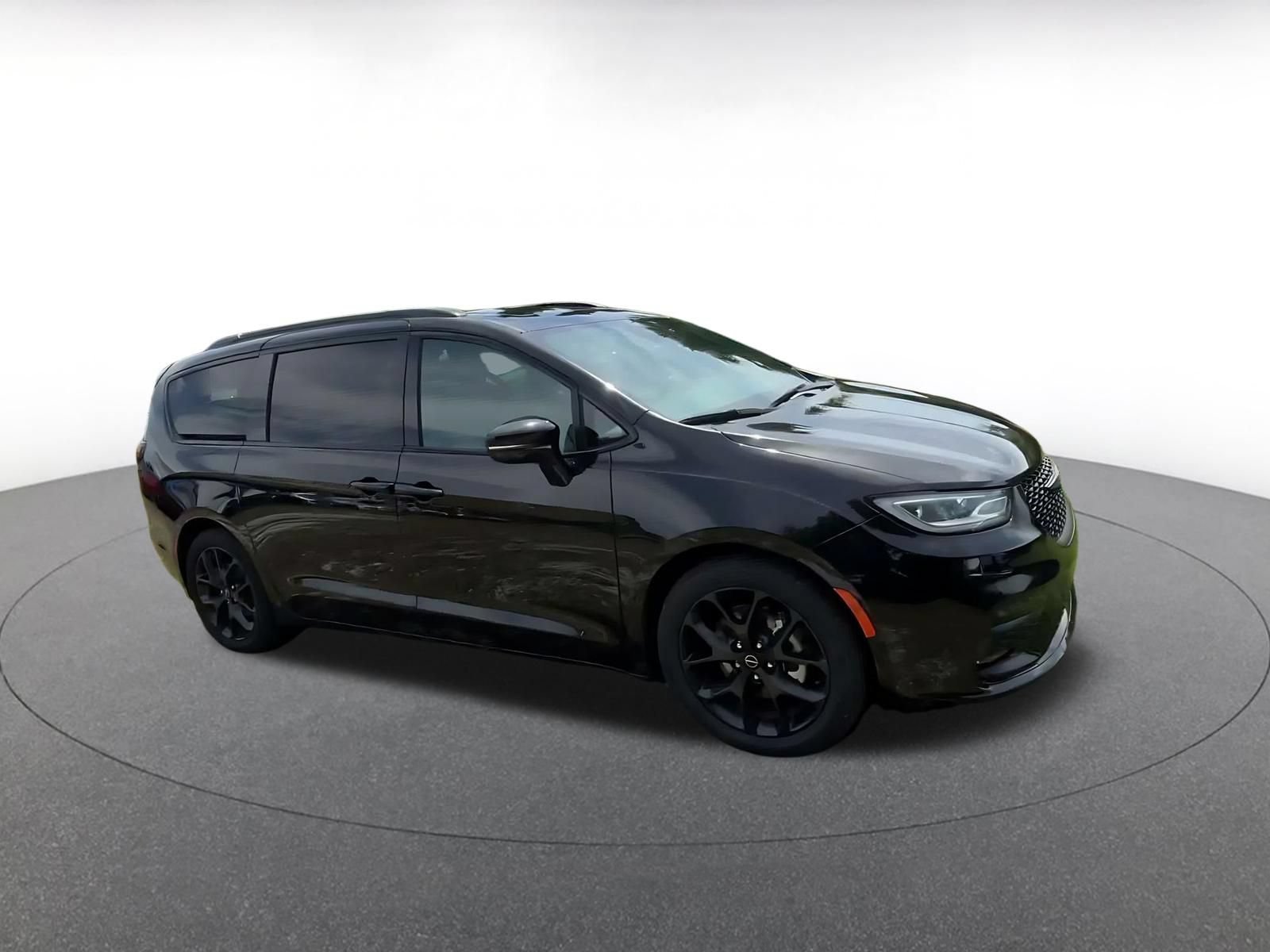 Used 2025 Chrysler Pacifica Limited FWD image 2