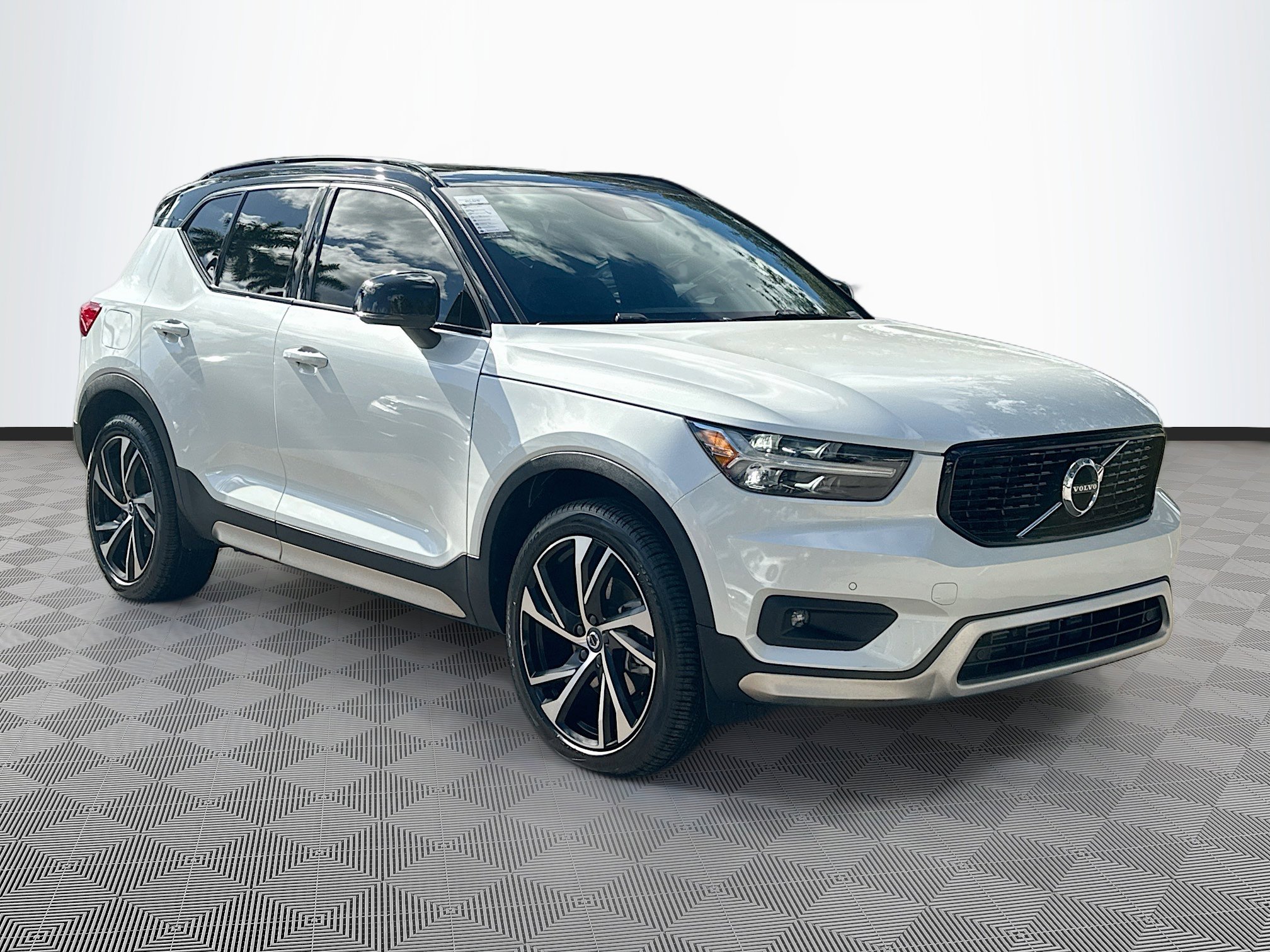 Used 2021 Volvo XC40 T4 R-Design