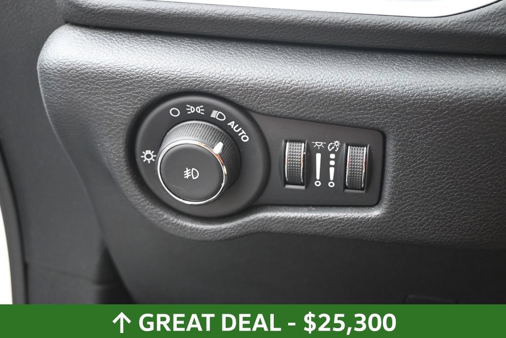 Used 2025 Chrysler Pacifica Select FWD image 23