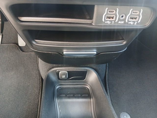 Used 2025 Chrysler Pacifica Select image 39