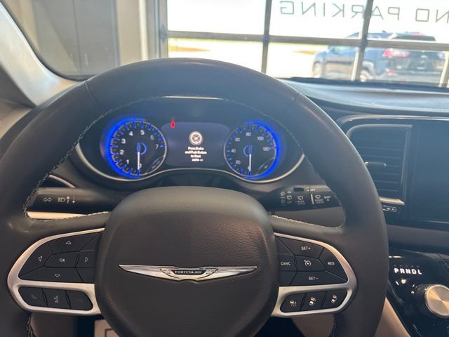 Used 2024 Chrysler Pacifica Touring-L FWD image 7