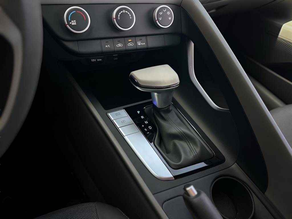 Used 2024 Hyundai Elantra SE FWD image 15